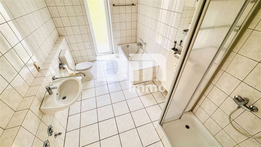 Schöne Dachgeschosswohnung mit umfangreicher Ausstattung, zwei Balkonen und Stellplatz - Badezimmer / Wanne / Dusche / Zugang Balkon 2